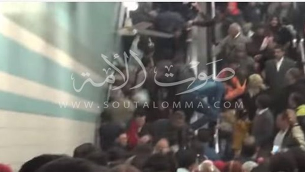 بالصورة.. الكهرباء بمترو الأنفاق تصل إلى الركاب