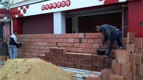 بالصورة.. المحلات التجارية فى تونس تغلق أبوابها بـ«الطوب والأسمنت»