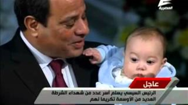 بالفيديو.. السيسي يحضن ابن أحد شهداء الشرطة