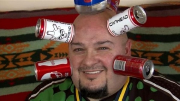 بالفيديو.. رجل «أصلع» رأسه يجذب العلب المعدنية 