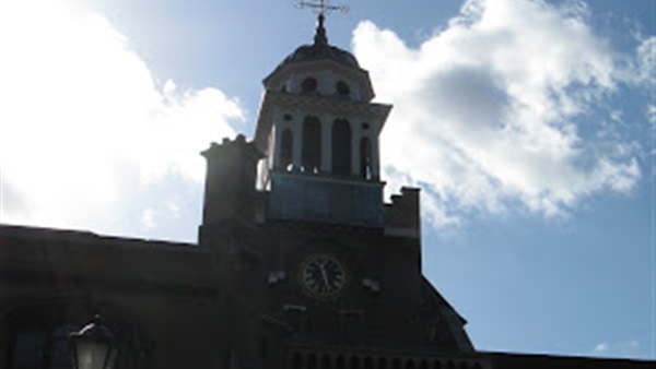 مجهولون يحرقون الكنيسة الكاثوليكية بعدن  