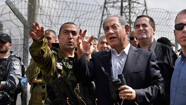 نتنياهو يتجول في القدس ويتوعد  بإطلاق النيران على ملقي الحجارة 