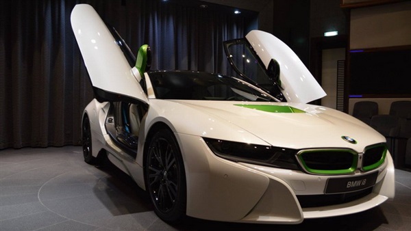 BMW أبوظبي تقدم نسخة «i8» باللونين الأبيض والأخضر جافا