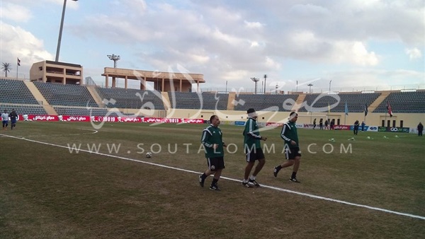 بالصور.. حكام مباراة الزمالك وسموحة يجرون عمليات الاحماء