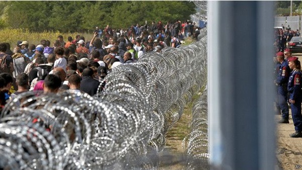 الصحف البريطانية تتابع أزمة اللاجئين على حدود صربيا والمجر 