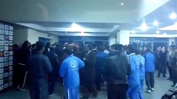 بالفيديو.. اشتباكات عنيفة عقب مباراة الزمالك وسموحة