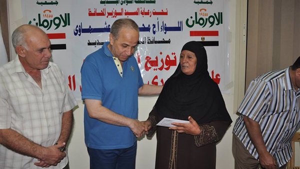 محافظ الوادي الجديد يستكمل توزيع  تعويضات حريق سوق الشعله  