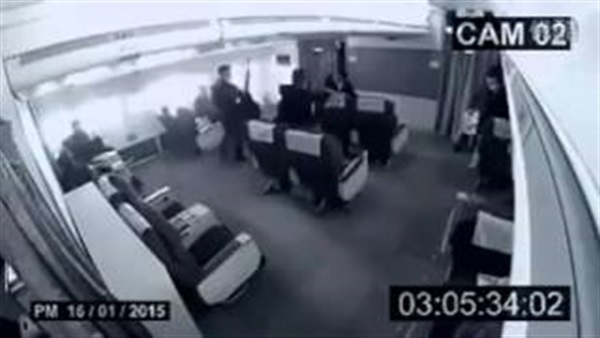 بالفيديو.. شاب رياضي ينقذ مضيفة طيران من تحرش