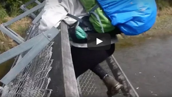 بالفيديو.. لحظة انهيار جسر تحت أقدام 4 سياح  