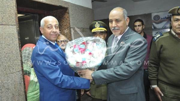  بالفيديو والصور.. محافظ أسوان يقدم الورود لرجال الشرطة