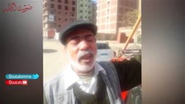 بالفيديو والصور..مواطن يجوب بسيارتة شوارع المنصورة احتفالاً بـ25يناير