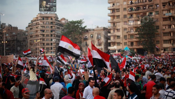 عشرات المواطنين يواصلون احتفالاتهم بالتحرير رغم سقوط الأمطار
