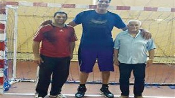 عملاق كرة اليد يظهر مع منتخب مصر  