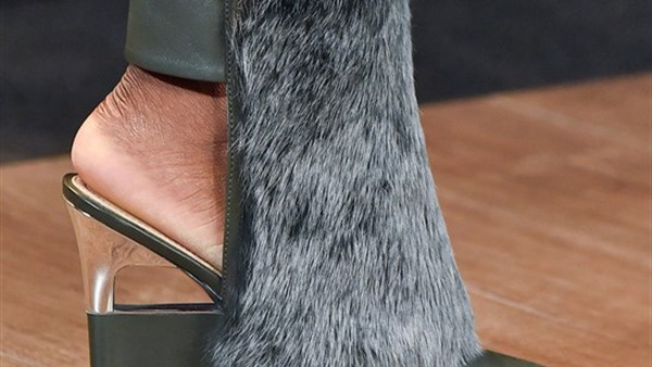 بالصور.. «الفرو» يغزو موضة الأحذية لشتاء2016