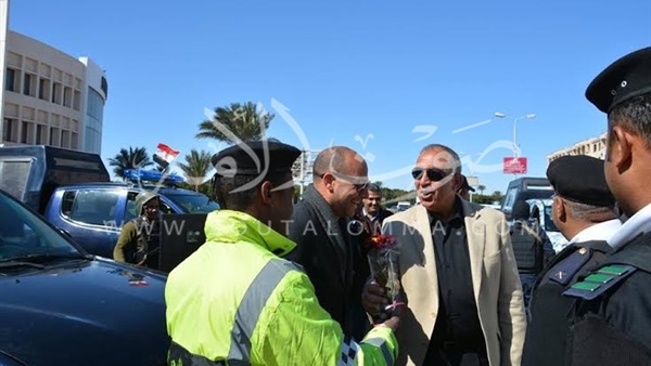 بالصور.. محافظ البحر الأحمر يقدم الورود لرجال الشرطة 