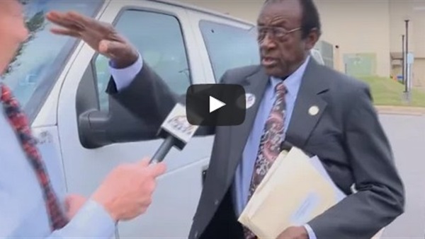 بالفيديو.. لحظة اعتداء سياسي أمريكي على مراسل  