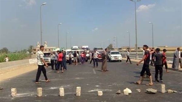 عاجل.. الإخوان يقطعون طريق كوبرى الكردود فى البحيرة