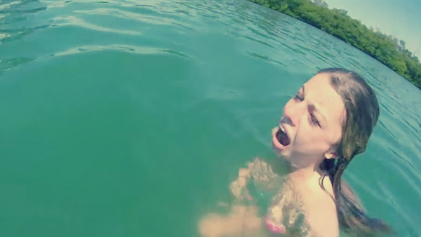 بالفيديو.. صرصار يتسبب في نوبة صراخ هيستري لفتاة أثناء الإستحمام   