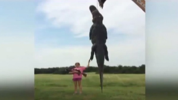 بالفيديو.. طفلة تقتل تمساحاً يزن 363 كيلو جراماً  