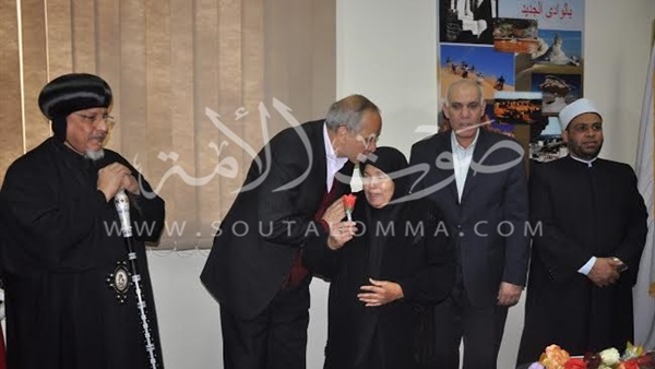 بالصور.. محافظ الوادي الجديد يكرم مصابي وشهداء ثورة يناير