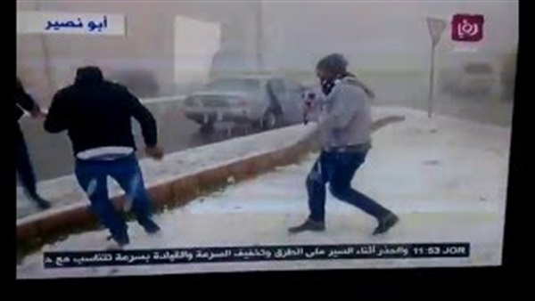 بالفيديو.. مراسل يتعرض للرشق بالثلج على الهواء