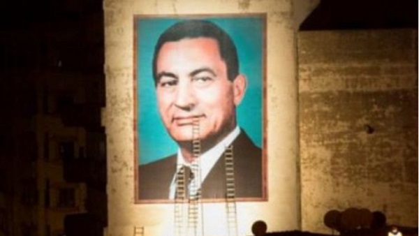 مغربي يعلق صورة ضخمة لمبارك في ذكرى 25 يناير