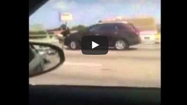 بالفيديو.. امرأة حامل تتشبث بسيارة زوجها لمنعه من هجرانها  