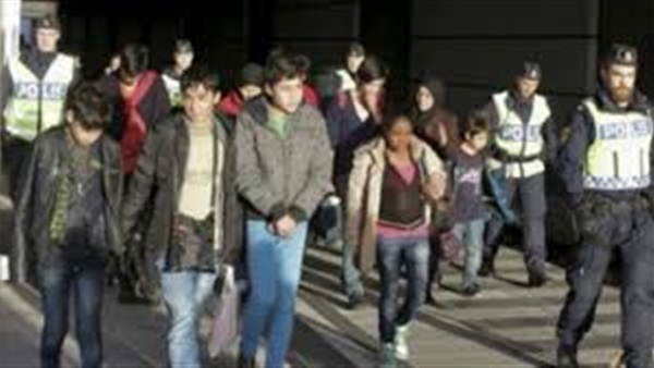 السويد تعلن ترحيل 80 ألف طالب لجوء