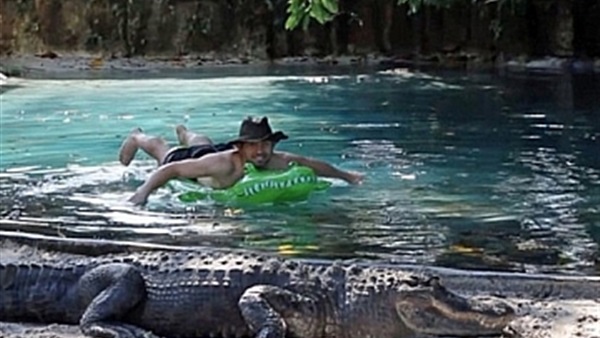 بالفيديو.. رجل يسبح في بحيرة للتماسيح المفترسة