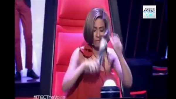 بالفيديو.. شيرين تخلع حذائها لمتسابق «ذا فويس»  