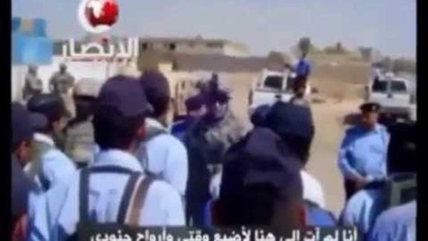 بالفيديو.. جندى أمريكى يسب ويهين جنود عراقيين 