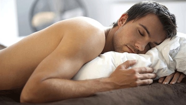 دراسة: النوم بدون ملابس داخلية يقوي خصوبة الرجال 