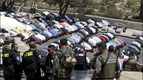 تظاهرات للمصلين في القدس  لمنعهم من الصلاة  
