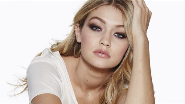 بالصور.. «جيجي حديد» تخضع لجلسة تصوير مثيرة 