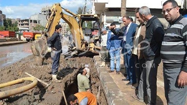 بالصور.. إصلاح إنفجار خط مياه «مطوبس» فى كفر الشيخ 