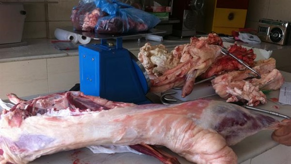 إغلاق مطعم شهير بمصر الجديدة يستخدم لحوم فاسدة