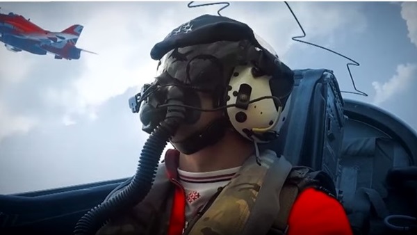 بالفيديو: من داخل طائرة مقاتلة  