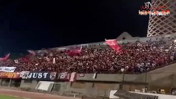 بالفيديو.. جماهير الأهلى تسخر  من رئيس الزمالك بأغنية لـ «جاميكا» 
