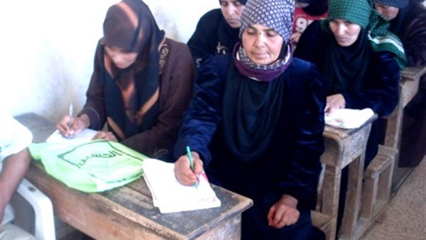 بعد حصولها على المركز الـ11 عالمياً ضمن قائمة الدول الأكثر بؤساً..«مصر» تتصدر الوطن العربى فى الأمية التعليمية..والأولى على مستوى العالم فى الطلاق بـ240 حالة يومياً..والمرتبة الثانية فى التحرش الجنسى