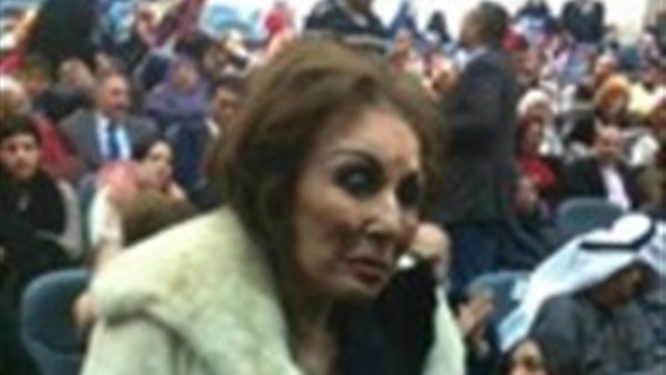 بالصور :ملامح الكبر تغطي وجه لبني عبد العزيز بحفل تكريمها بمهرجان الاقصر  