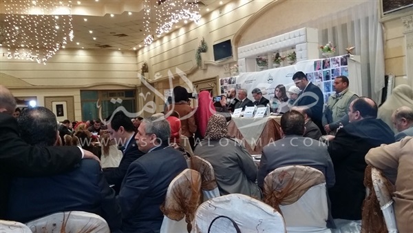 بالصور.. محافظ الشرقية يمنح درع  المحافظة لوزير القوى العاملة 