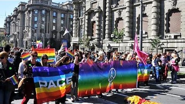 مسيرة للشواذ في صربيا تنادي  بالتضامن مع اللاجئين 