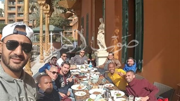بالصور.. «وجبة غذاء» تجمع لاعبو الأهلي السابقين بـ« فلافيو وجيلبرتو»