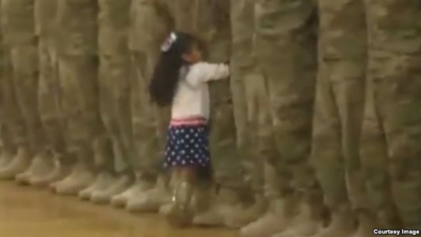 بالفيديو.. طفلة تخرق عرضا عسكريا لتعانق والدها!   