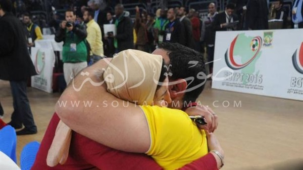 زوجة مدرب منتخب اليد تشعل مواقع التواصل ..«الحب يصنع المعجزات»