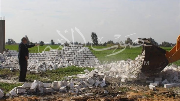 بالصور.. إزالة 10حالات تعد على الاراضى الزراعية بكفرالشيخ
