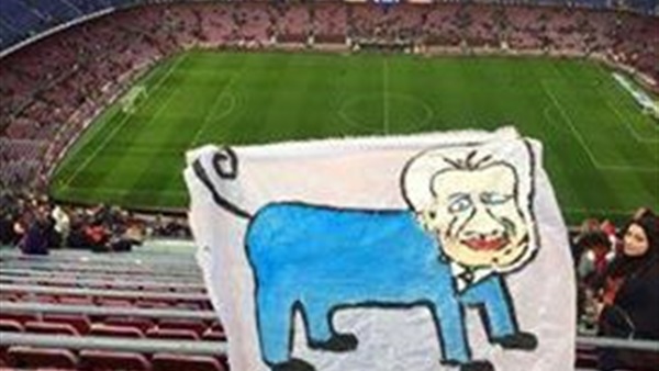 بالصور.. جماهير الزمالك «تسب» مرتضى منصور في ملعب برشلونة 