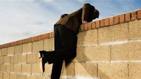 إحالة 9 معلمين للتحقيق لقفزهم من أعلي  سور مدرسة بالشرقية 
