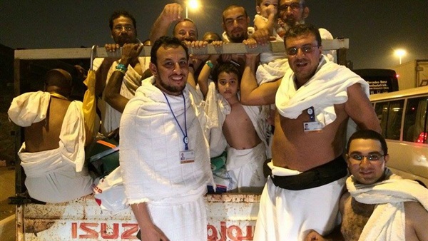 بصورة على واتس آب ..عمرو الليثى على سيارة نصف نقل بملابس الاحرام   