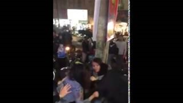 بالفيديو.. تمزيق ملابس و«شد شعور» في خناقة بين فتيات